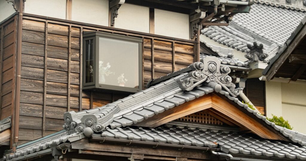 瓦屋根の伝統的な日本家屋