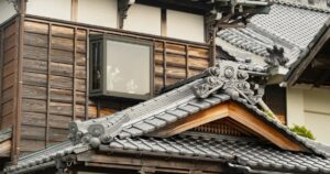 瓦屋根の伝統的な日本家屋
