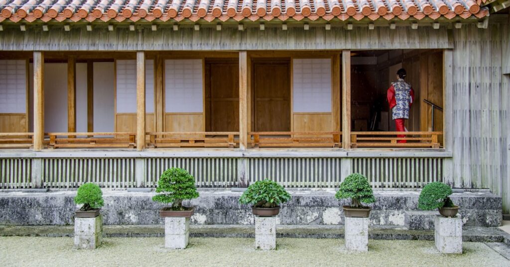 鉢植えのある伝統的な日本の住宅