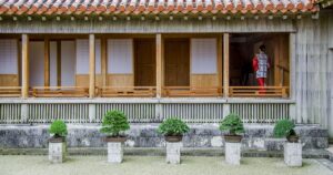 鉢植えのある伝統的な日本の住宅
