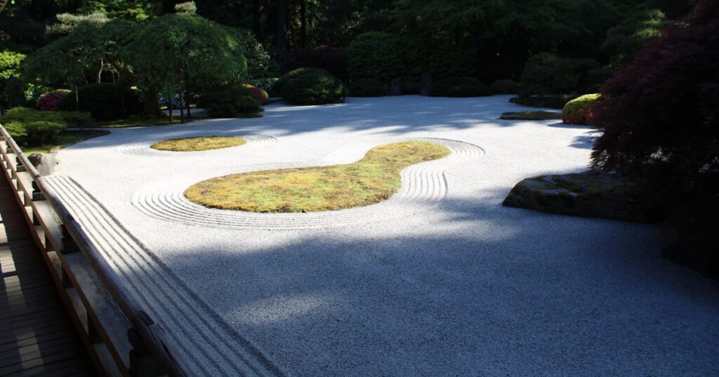 砂利と苔の模様が美しい日本の枯山水庭園
