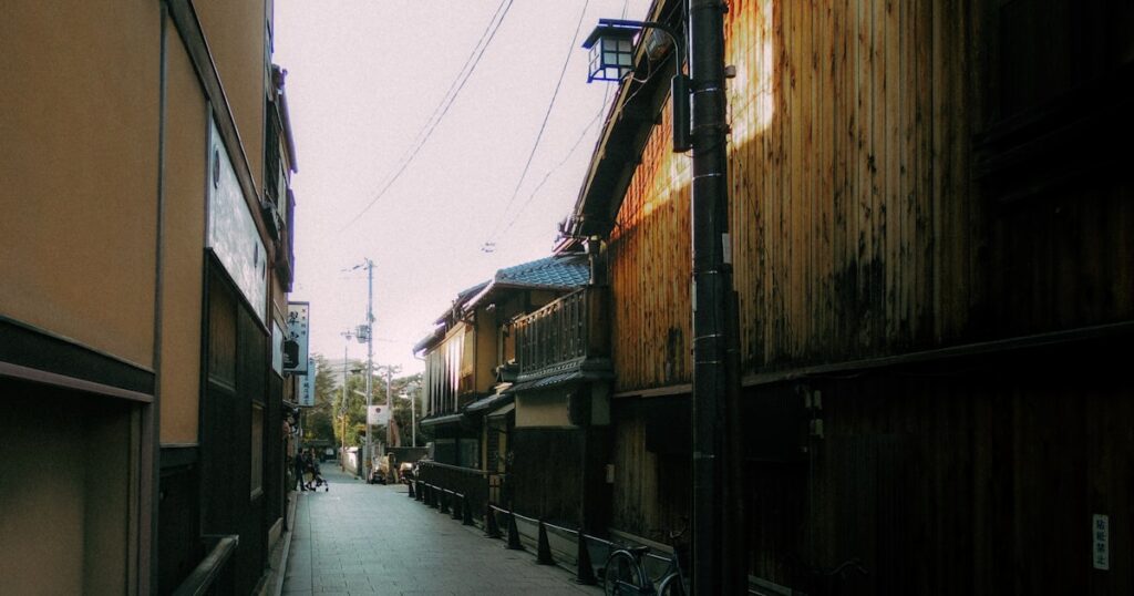 日本の街並みに広がる路地と伝統的な建物