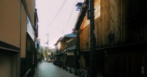 日本の街並みに広がる路地と伝統的な建物