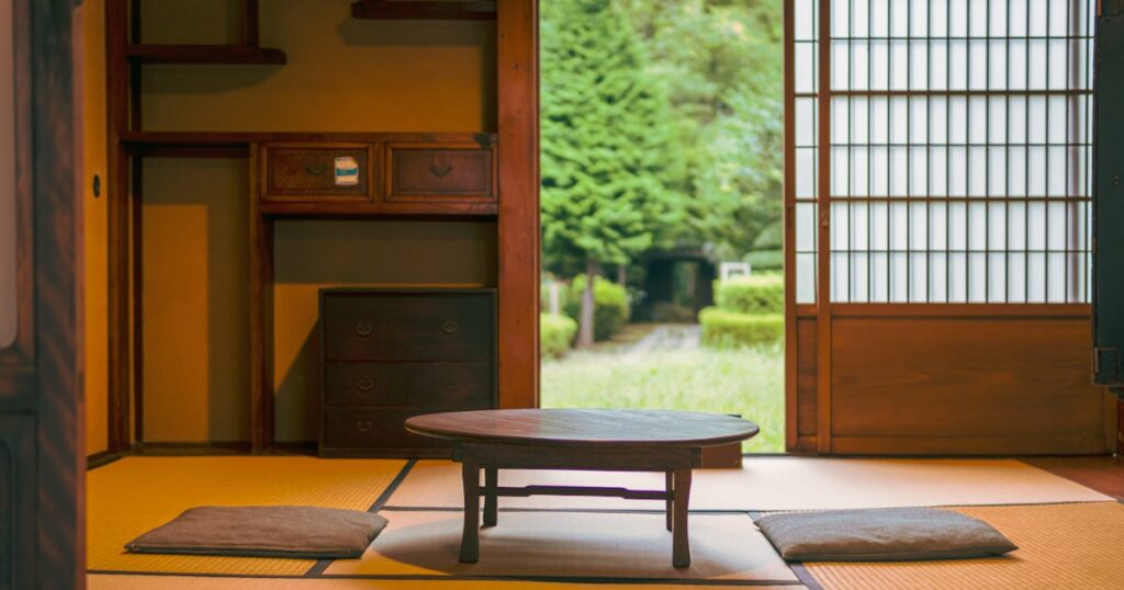 畳に低いテーブルとラグのある和室