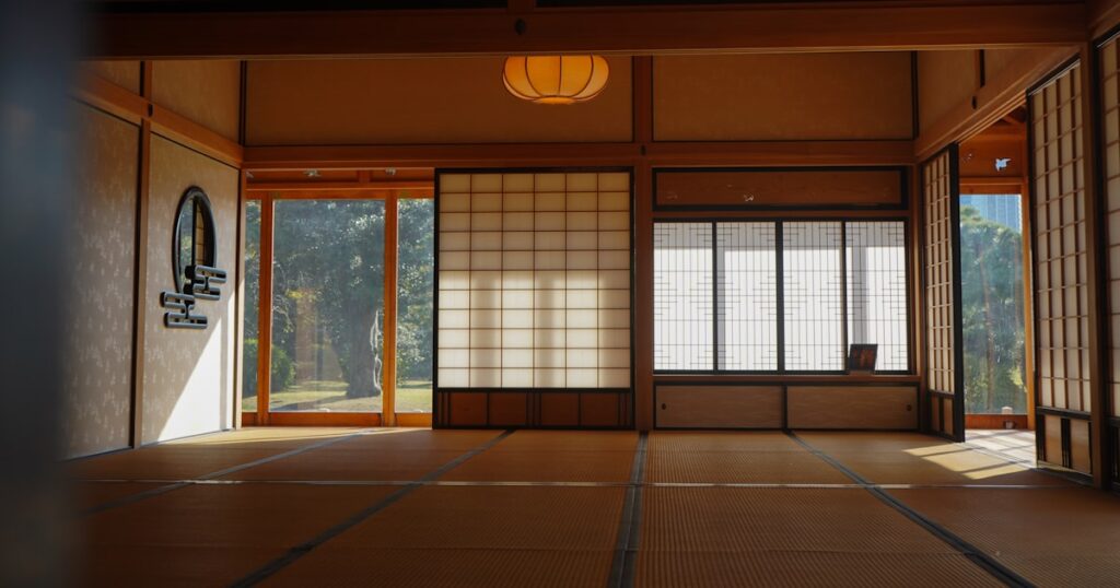 障子と畳のある伝統的な和室