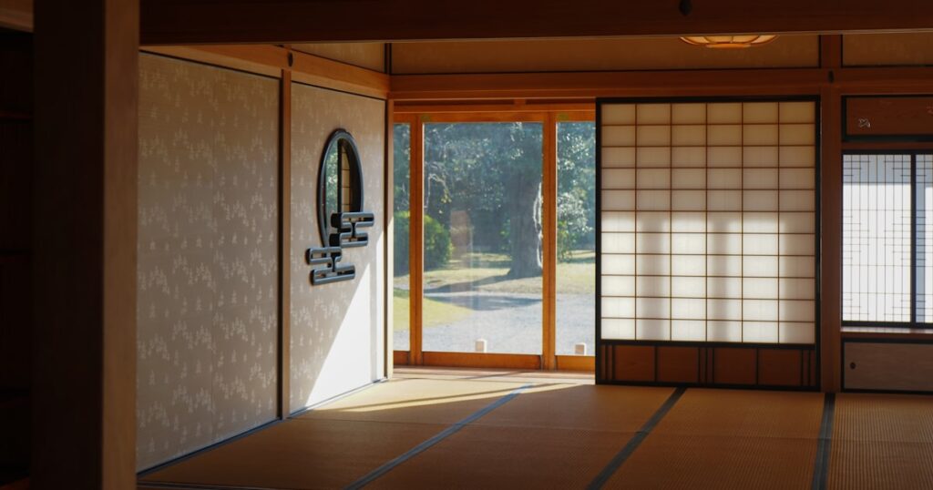庭園を望む伝統的な日本式の部屋