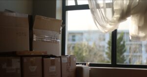 窓際に積まれた引越し用の段ボール箱