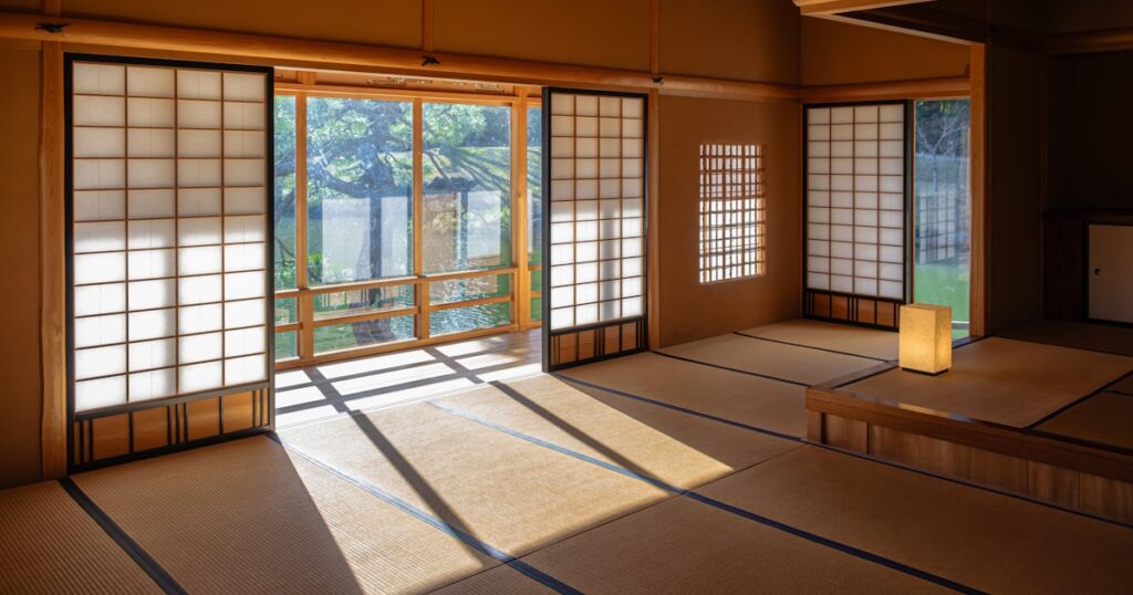 引き戸と窓のある静かな日本の空き室・ミニマルな和の空間