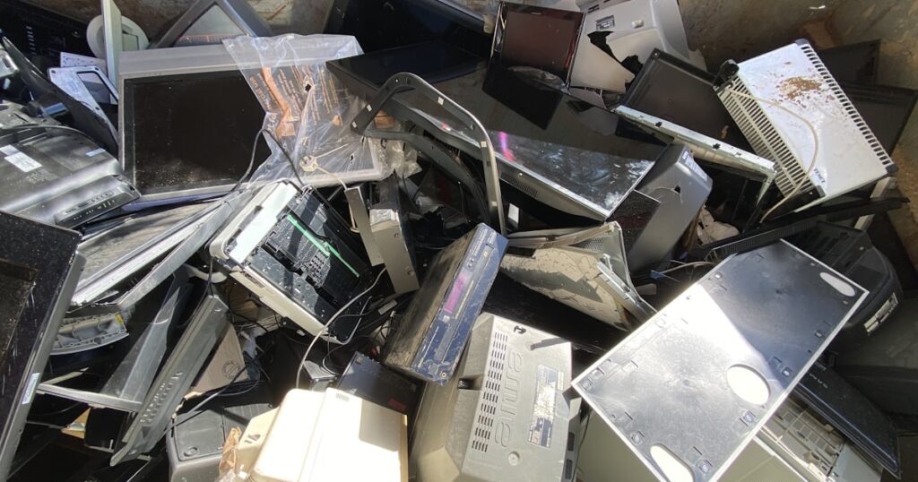 廃棄処分を待つ古いテレビやパソコンなどの家電製品