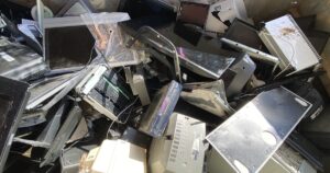 廃棄処分を待つ古いテレビやパソコンなどの家電製品