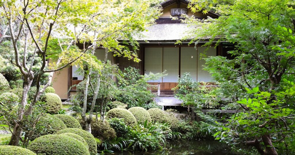 池と建物のある日本庭園