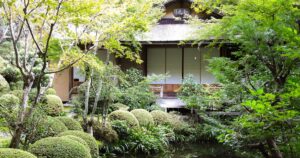 池と建物のある日本庭園