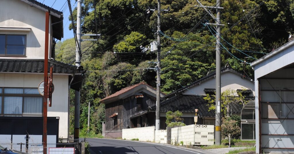 木々に囲まれた静かな日本の住宅街