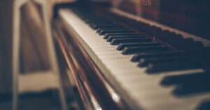 グランドピアノの白と黒の美しい鍵盤