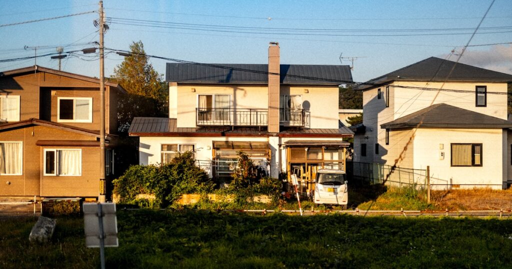 日本の住宅街に並ぶ一戸建て住宅と整備された街並み