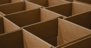 不用品回収を待つ複数の開封済み段ボール箱