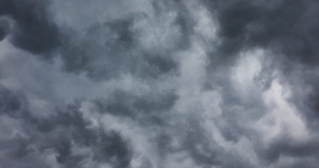 重く垂れ込める嵐の前の暗雲・台風の空