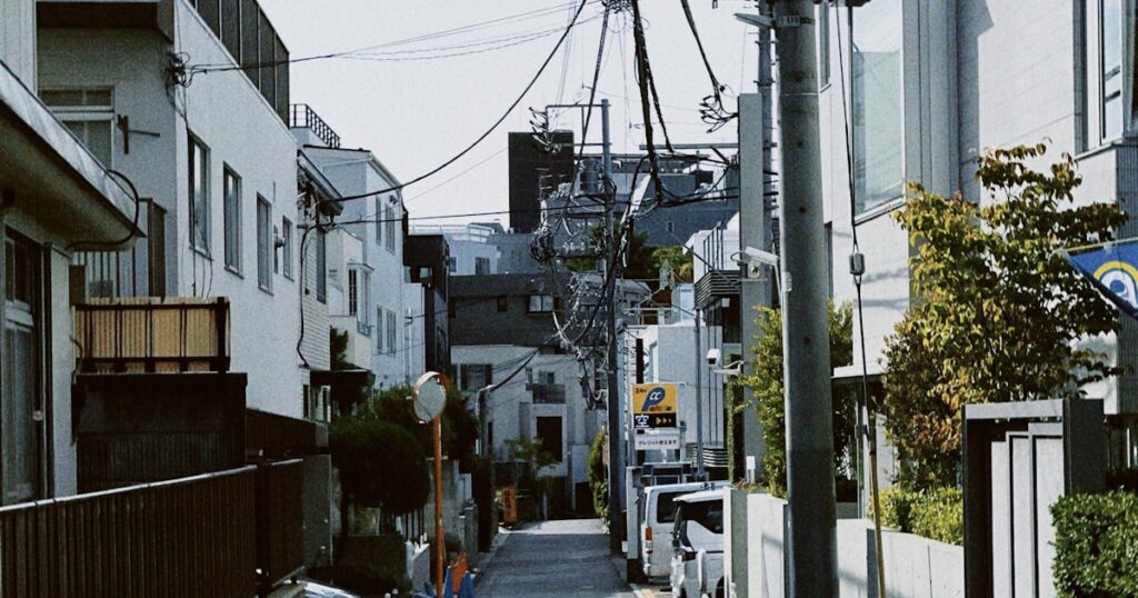 電柱が立ち並ぶ静かな日本の住宅街