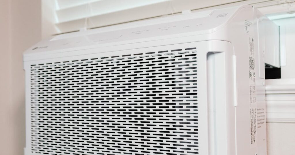 室内に設置された家庭用エアコン