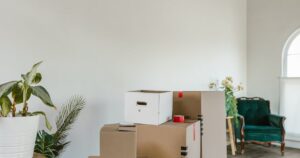 白い部屋の床に積まれた段ボール箱