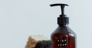 ハウスクリーニング用の洗剤ボトルとスポンジ