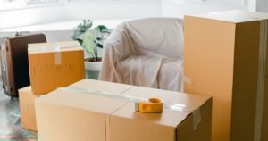 引越し前の部屋に並ぶ段ボール箱